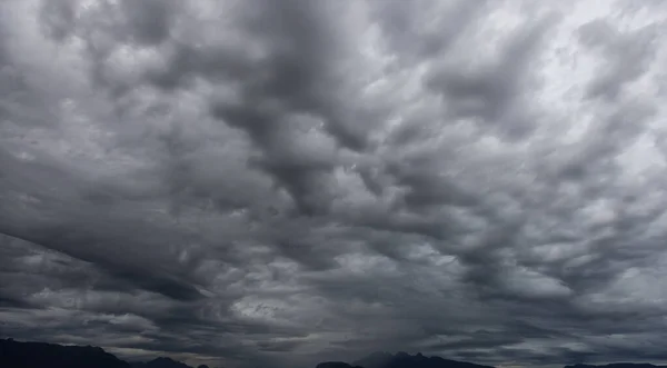 Paysage sombre dramatique au-dessus du paysage montagneux canadien — Photo