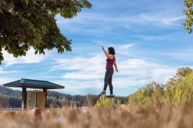 Maceracı Beyaz Kafkas Yetişkin Kadın Halat Çizgisi Üzerinde Yürüyor