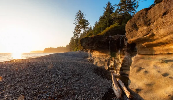 Унікальна скельна формація на піщаному пляжі на західному узбережжі — стокове фото