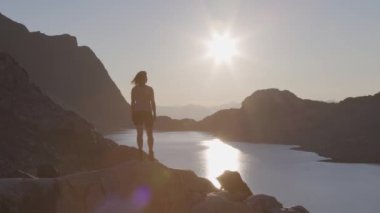 Maceracı Kafkas Yetişkin Kadın Kanadalı Rocky Dağı 'nın tepesinde yürüyor