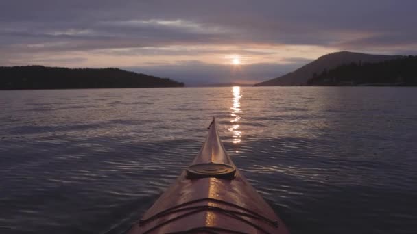 Havskajak paddling i Stilla havet. — Stockvideo