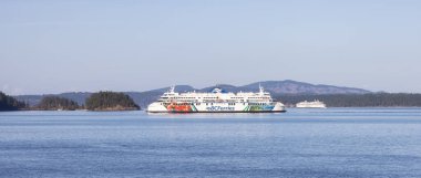 Güneşli bir yaz gününde Körfez Adaları 'ndan geçen BC Feribotları.