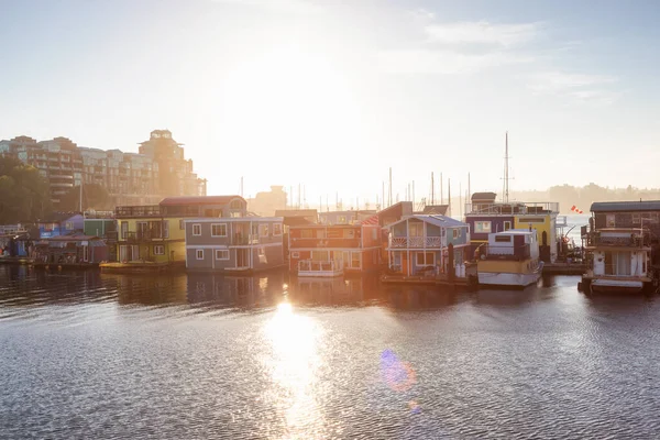 Maisons sur l'eau à une jetée flottante dans Fishermans Wharf Park — Photo