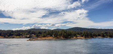 Güneşli bir günde Güzel Körfez Adaları manzarası.