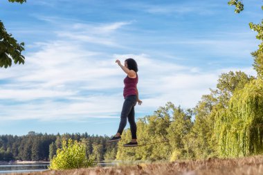 Maceracı Beyaz Kafkas Yetişkin Kadın Halat Çizgisi Üzerinde Yürüyor