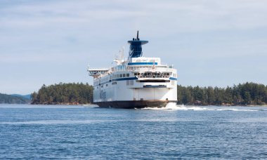 Güneşli yaz gününde Swartz Körfezi 'ndeki Terminalden kalkan BC Feribotları.