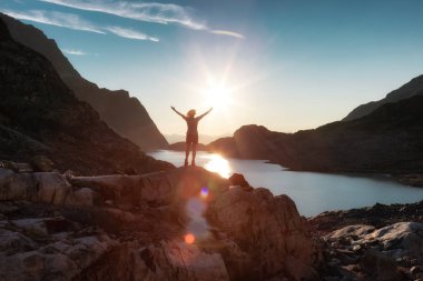 Maceracı Kafkas Yetişkin Kadın Kanadalı Rocky Dağı 'nın tepesinde yürüyor