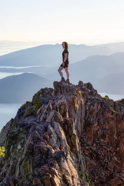 勇敢无畏的高加索女人爬上落基山脉悬崖. — 图库照片
