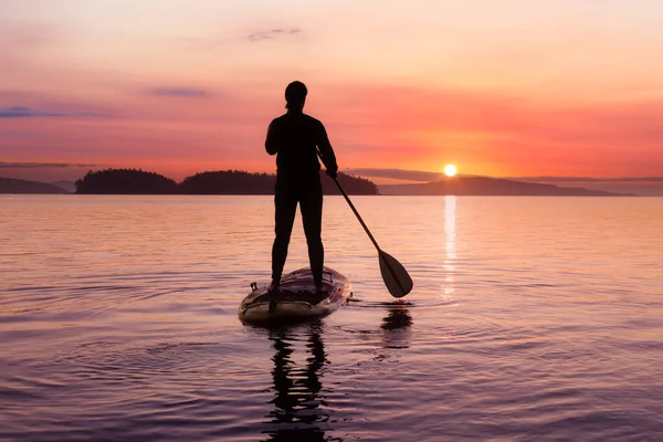 Abenteuerlustige erwachsene Frau aus dem Kaukasus auf einem Stand Up Paddle Board — Stockfoto