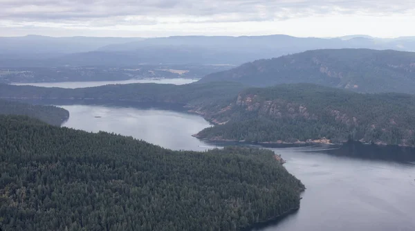 Vista aérea da Ilha de Vancouver a partir do topo do Monte. Maxwell.... — Fotografia de Stock