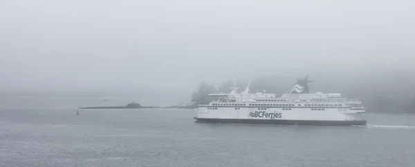 BC färjor båt anländer lämnar terminalen i Swartz Bay — Stockfoto