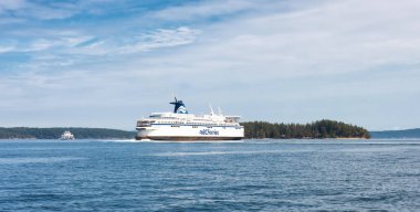 Güneşli yaz gününde Swartz Körfezi 'ndeki Terminalden kalkan BC Feribotları.