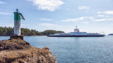 Güneşli yaz gününde Swartz Körfezi 'ndeki Terminalden kalkan BC Feribotları.