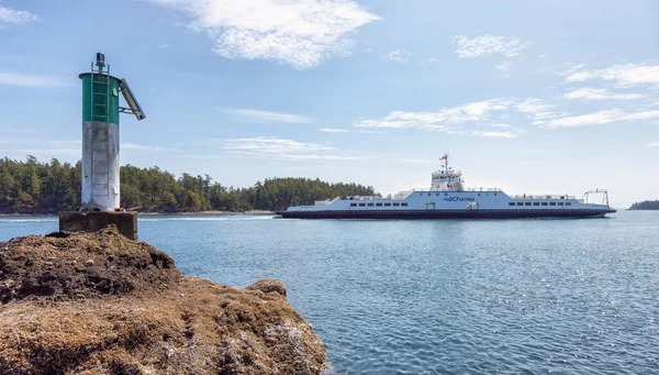 Güneşli yaz gününde Swartz Körfezi 'ndeki Terminalden kalkan BC Feribotları.