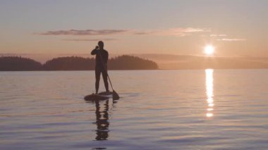 Stand Up Paddle tahtasında Maceracı Kafkas Yetişkin Kadın