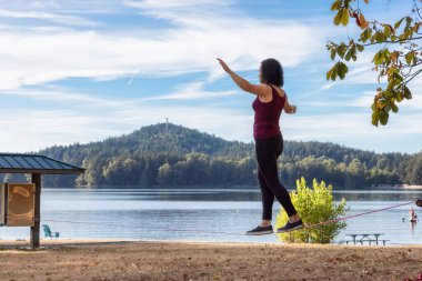Maceracı Beyaz Kafkas Yetişkin Kadın Halat Çizgisi Üzerinde Yürüyor