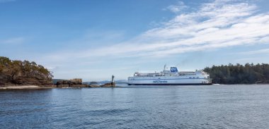 Güneşli yaz gününde Swartz Körfezi 'ndeki Terminalden kalkan BC Feribotları.