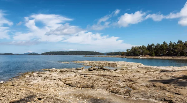 Rocky Shore ve Pasifik Okyanusu 'nun batı kıyısındaki Kanada Doğa Manzarası.