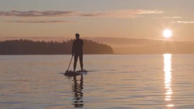 Stand Up Paddle tahtasında Maceracı Kafkas Yetişkin Kadın
