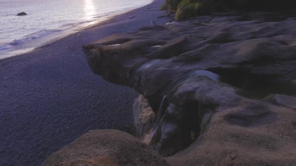 太平洋西海岸沙切海滩独特的岩石组 — 图库视频影像