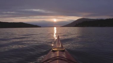 Pasifik Okyanusunda deniz kanosu kürek çekiyor..
