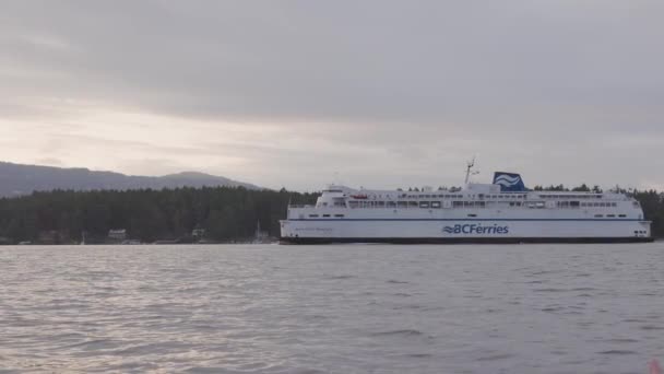 BC Ferries Boot Aankomst in de Terminal in Swartz Bay — Stockvideo