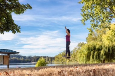 Maceracı Beyaz Kafkas Yetişkin Kadın Halat Çizgisi Üzerinde Yürüyor
