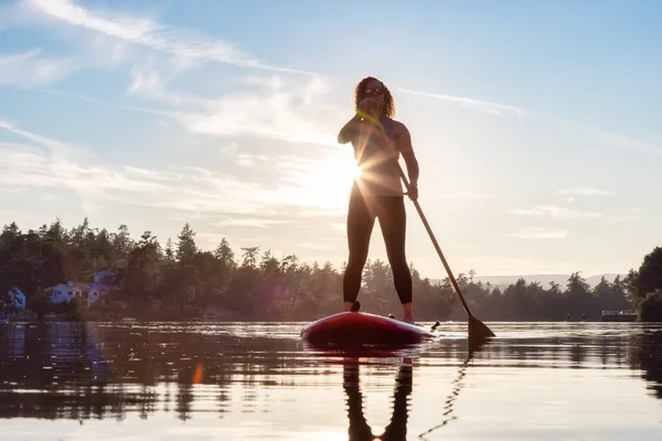 Aventureux caucasien adulte femme pagayer sur un stand up Paddle Board — Photo
