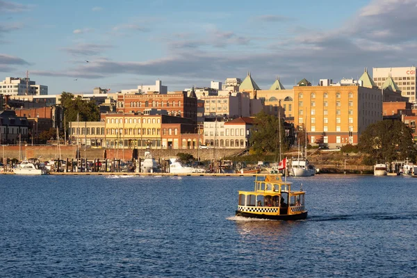 Vattentaxi i centrala Victoria Harbour — Stockfoto