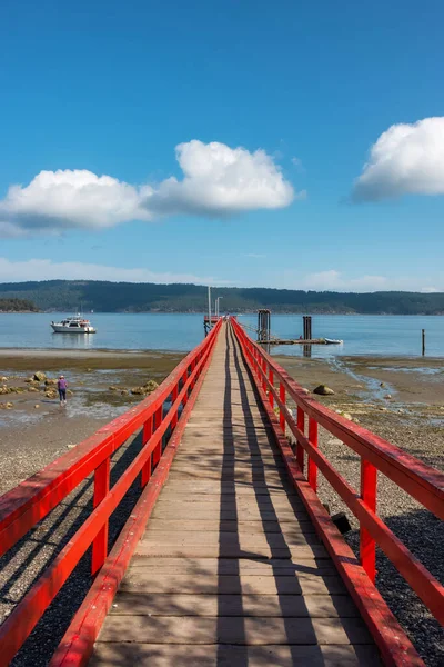 Wooden Pier by the Pacific Ocean West Coast. — Stock Photo, Image