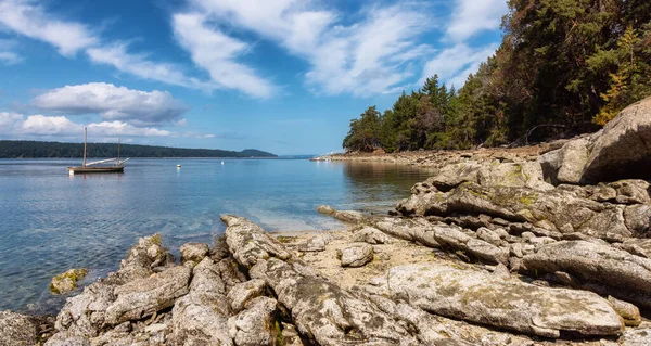 Rocky Shore with Canadian Nature Landscape on the Pacific Ocean West Coast. — Stock Photo, Image