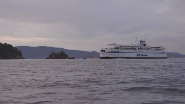 BC Ferries Boot Aankomst in de Terminal in Swartz Bay — Stockvideo