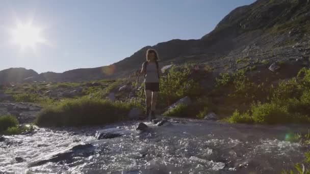 Abenteuerliche kaukasische Frau beim Wandern auf dem kanadischen Rocky Mountain — Stockvideo