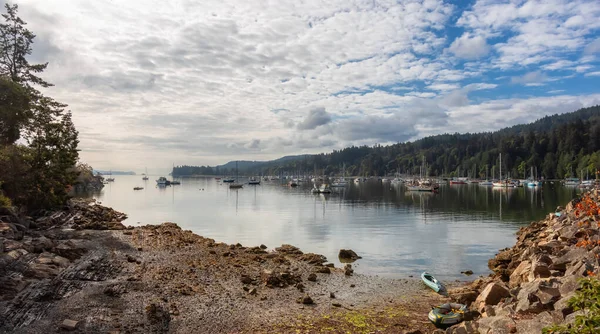 Scénický pohled na plachetnice a čluny v přístavu na pobřeží Tichého oceánu — Stock fotografie