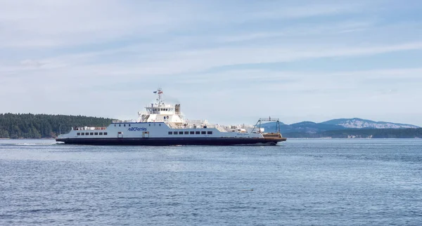 BC Ferries Σκάφος Φεύγοντας από τον Αεροσταθμό στον κόλπο Swartz κατά τη διάρκεια της ηλιόλουστης καλοκαιρινής ημέρας. — Φωτογραφία Αρχείου