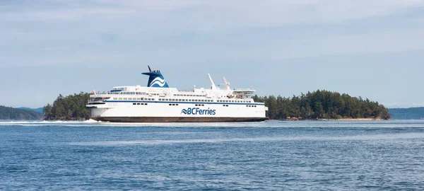 BC Ferries Boat Saliendo de la Terminal en Swartz Bay durante el soleado día de verano. — Foto de Stock