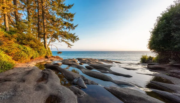 Pasifik Okyanusu 'nun batı kıyısındaki Sandcut Plajı' nda eşsiz bir kaya oluşumu.