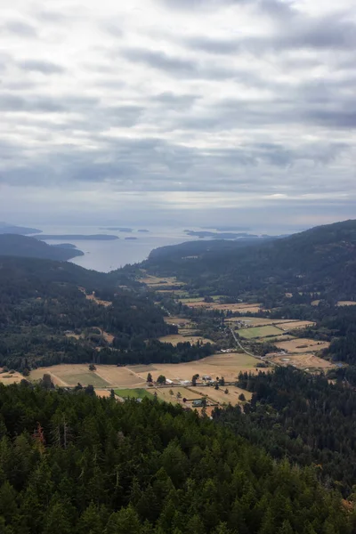 Vista di Salt Spring Island e fattorie dalla cima del Monte. Maxwell — Foto Stock