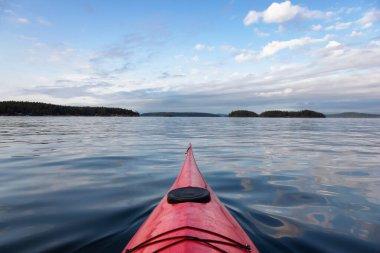Pasifik Okyanusunda deniz kanosu kürek çekiyor..