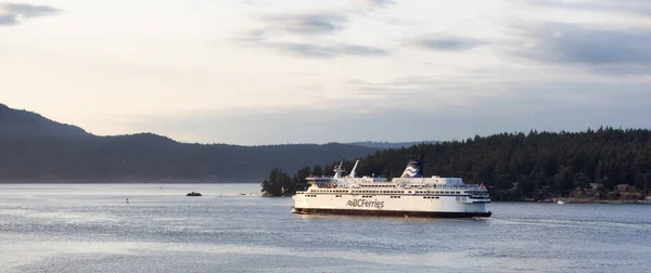 BC färjor båt lämnar terminalen i Swartz Bay — Stockfoto