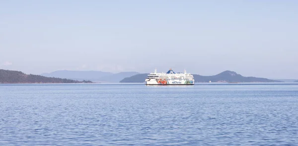 BC Ferries passando pelas Ilhas do Golfo durante um dia ensolarado de verão. — Fotografia de Stock