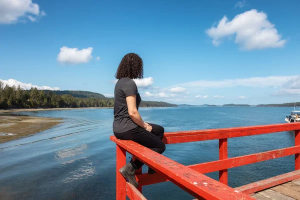 Woman on a Wooden Pier by the Pacific Ocean West Coas — Stock Photo, Image