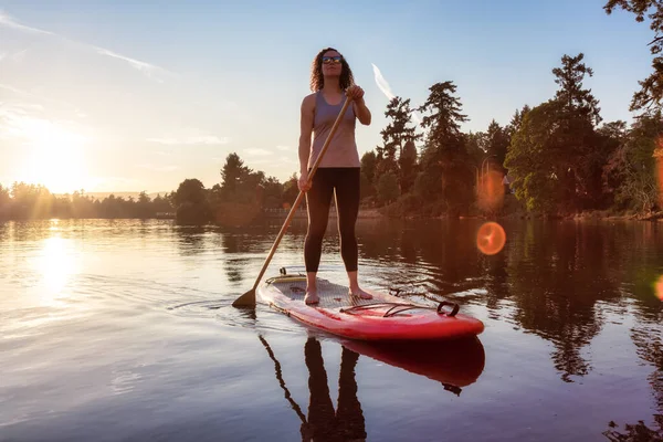 Adventuroso Caucasiano Adulto Mulher Paddling em um Stand up Paddle Board — Fotografia de Stock