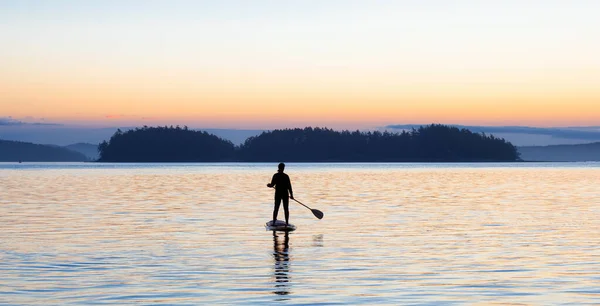 Mulher adulta caucasiana aventurosa em um Stand Up Paddle Board — Fotografia de Stock