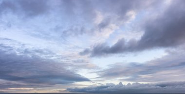 Dramatik Gündoğumu sırasında renkli bulutların görüntüsü.