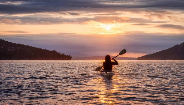 Dobrodružná žena na moři kajak pádlování v Tichém oceánu. — Stock fotografie