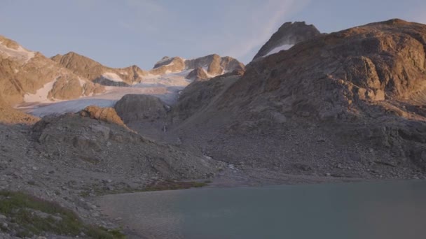 Vista panorámica del vibrante lago glaciar colorido en las montañas rocosas — Vídeos de Stock