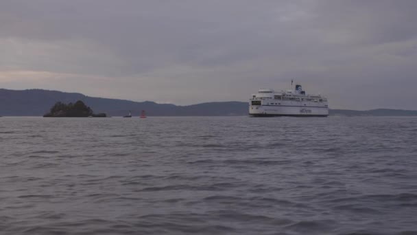 Barco de balsas BC que chega ao terminal em Swartz Bay — Vídeo de Stock
