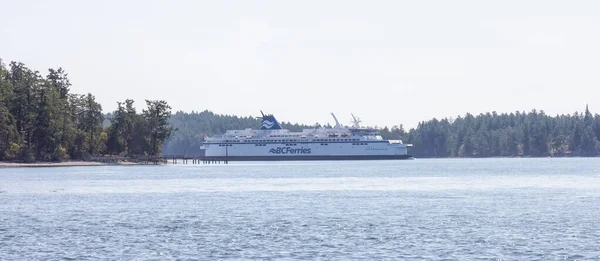 BC Ferries barco saindo do terminal na baía de Swartz durante o dia ensolarado de verão. — Fotografia de Stock