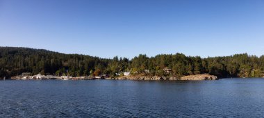 Güneşli bir yaz gününde Fulford Limanı Feribot Terminali.